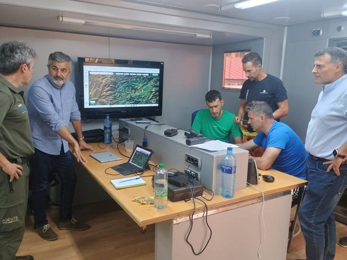 El consejero de Movilidad, Alejandro Calvo, en el Puesto de Mando Avanzado ubicado en Cangas del Narcea desde donde ha presidido telemáticamente la reunión del Cecopi de esta tarde en la que se ha analizado la evolución de los incendios.