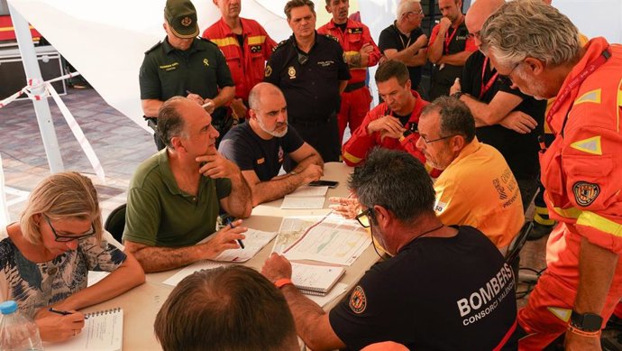 Reunión de coordinación en el Puesto de Mando Avanzado (PMA) del incendio de Teresa de Cofrentes