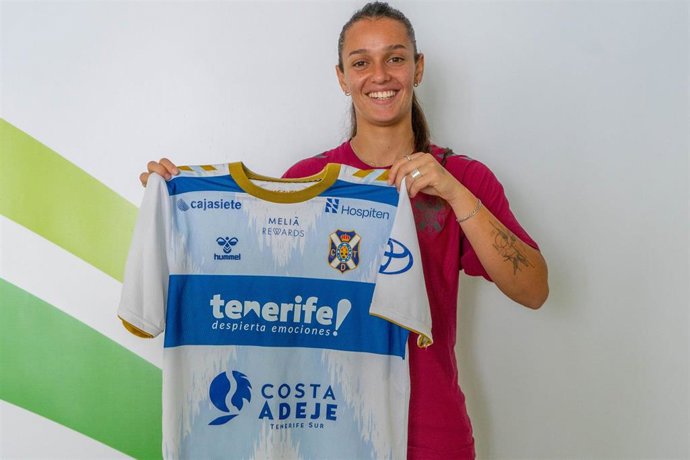 Milagros Martín, presentada como nueva futbolista del Costa Adeje Tenerife.