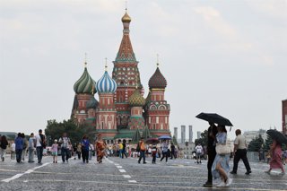 Archivo - RUSSIA, MOSCOW - JULY 8, 2025: People walk in the rain in Red Square in mid-summer. According to the GidroMetTsentr weather forecasting agency, on 8 July 2025, daytime temperatures reached 33 degrees Celsius in the Russian capital