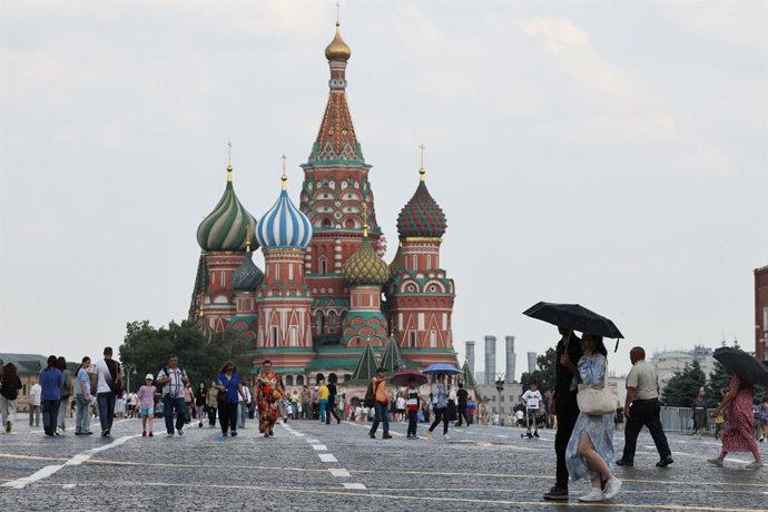 Archivo - RUSSIA, MOSCOW - JULY 8, 2025: People walk in the rain in Red Square in mid-summer. According to the GidroMetTsentr weather forecasting agency, on 8 July 2025, daytime temperatures reached 33 degrees Celsius in the Russian capital