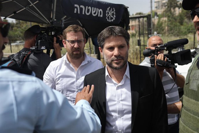 Archivo - Arquivo - 10 de maio de 2021, Israel, Jerusalém: Betzalel Smotrich (R), membro do Knesset, visita o bairro de Sheikh Jarrah, em Jerusalém. Algumas famílias palestinas em Sheikh Jarrah estão enfrentando o despejo de suas casas pelas autoridades i