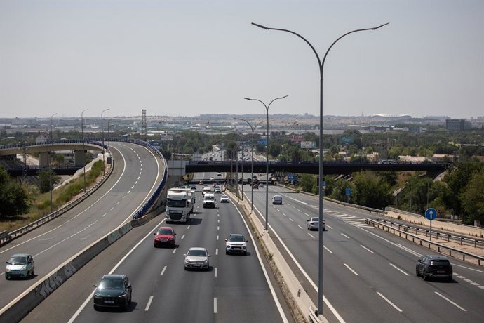 Vehículos en la A2 a la altura del kilómetro 17, a 14 de agosto de 2025, en Madrid (España). La DGT prevé 1.170.000 desplazamientos de largo recorrido en Madrid y 7,04 millones en toda España durante el puente del 15 de agosto, por lo que activa una Opera