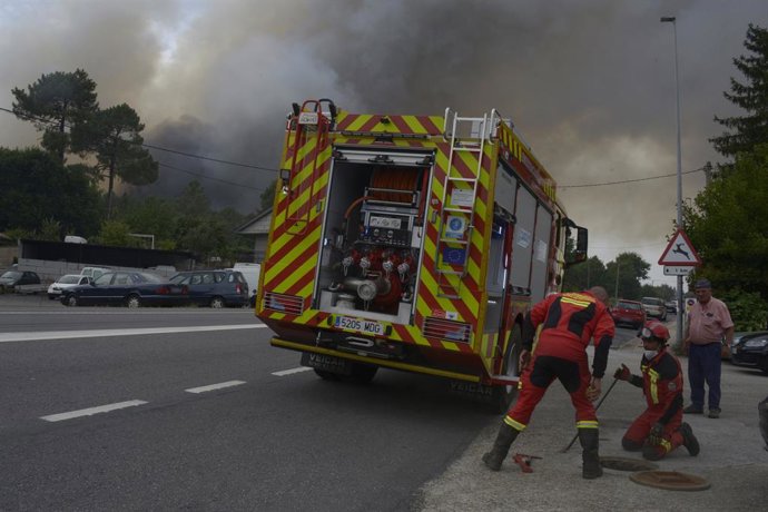 Diversos serveis d'emergència treballen en l'extinció del foc, a 12 d'agost de 2025, en Seixalbo, Ourense, Galícia (Espanya)