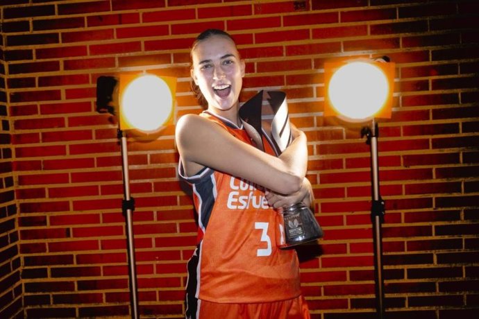 Mojca Jelenc, con el trofeo de campeonas de la Liga Femenina Endesa.