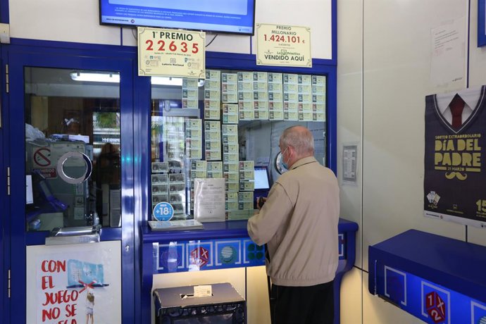 Archivo - Un hombre compra lotería en una Administración de Lotería durante el primer día del proceso de desescalada instaurado por el Gobierno en el que los sorteos de EuroMillones y La Primitiva se reanudan en la semana del 18 al 24 de mayo, mientras qu