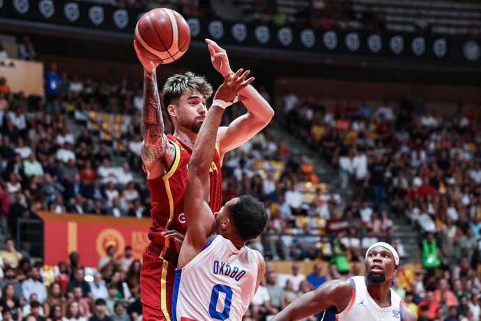 Juancho Hernangomez, da Espanha, em ação durante o Torneio Cidade de Badalona, partida de basquete disputada entre Espanha e França na Olimpic Arena, em 14 de agosto de 2025, em Badalona, Espanha.