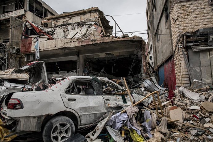 Archivo - Arquivo - 20 de novembro de 2024, Tiro, Líbano: Destruição na cidade de Tyre, no sul do Líbano, que foi bombardeada por ataques aéreos israelenses. Mais de 3.500 pessoas foram mortas por ataques israelenses no Líbano desde outubro de 2024, com g