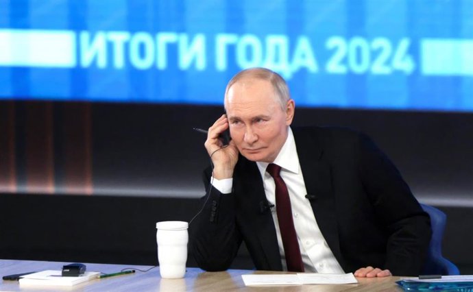 Archivo - El presidente ruso, Vladimir Putin, en una rueda de prensa