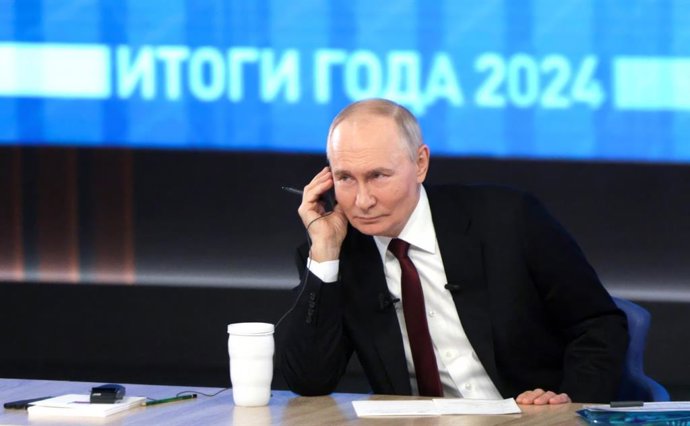Archivo - 19 de dezembro de 2024, Moscou, Oblast de Moscou, Rússia: O presidente russo, Vladimir Putin, ouve uma pergunta durante a coletiva de imprensa anual e o show de chamadas em Gostinny Dvor, em 19 de dezembro de 2024, em Moscou, Rússia.