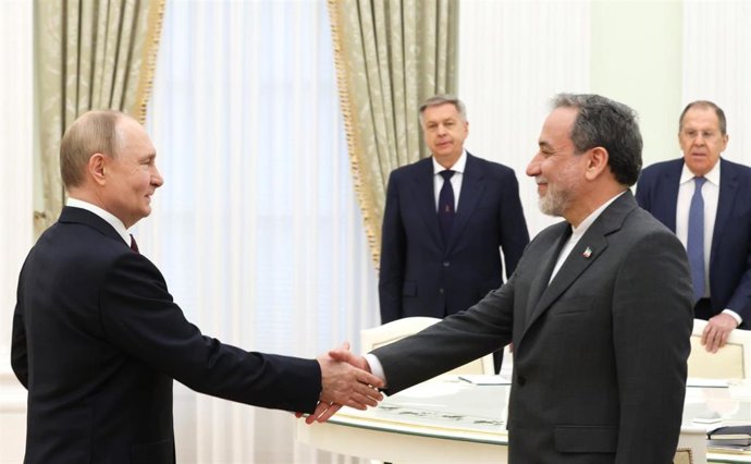 Archivo - El ministro de Exteriores iraní,  Abbas Araqchi, saluda al presidente de Rusia, Vladimir Putin, en un encuentro en junio de 2025, en Moscú