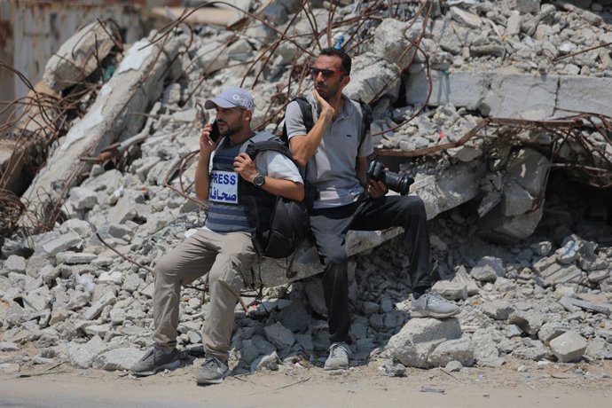 26 de julho de 2025, Dair El-Balah, Faixa de Gaza, Território Palestino: Jornalistas palestinos continuam sua greve de fome em solidariedade aos civis deslocados que sofrem em meio à guerra e em protesto contra o uso da fome por Israel como arma contra ci