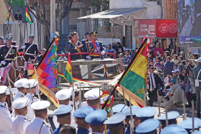 SUCRE, 7 de agosto de 2025 -- O presidente boliviano Luis Arce (à esquerda, na frente, no veículo) passa em revista as tropas durante um desfile em comemoração ao Dia das Forças Armadas da Bolívia em Sucre, Bolívia, em 7 de agosto de 2025.