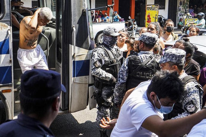 Archivo - Arquivo - 31 de março de 2022, San Salvador, El Salvador: Policiais escoltam supostos membros de gangues em um centro de detenção. No domingo, 27 de março, o Congresso salvadorenho aprovou um estado de emergência depois que o país registrou o ma