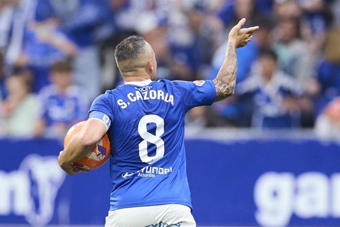 Archivo - Santi Cazorla, durante un partido con el Real Oviedo.