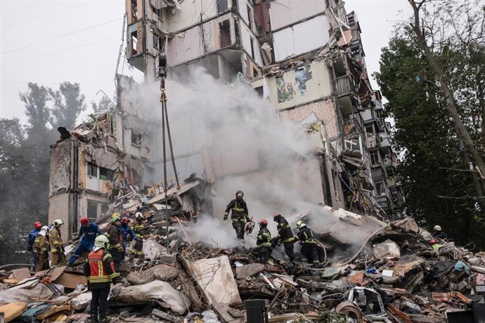 Los servicios de emergencia trabajan entre los escombros de un edificio bombardeado en Kiev