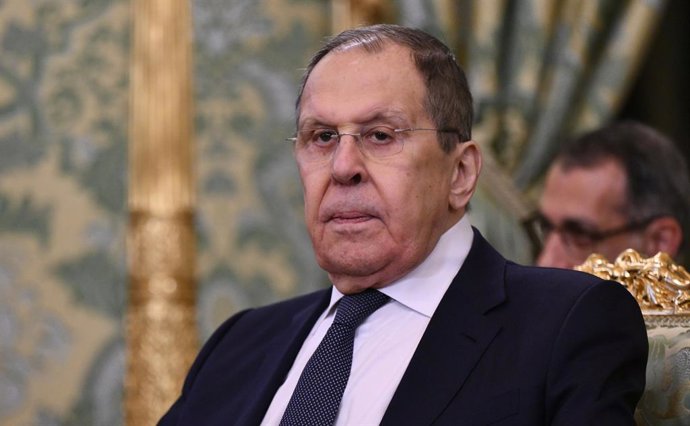 HANDOUT - 31 de julho de 2025, Rússia, Moscou: O ministro das Relações Exteriores da Rússia, Sergey Lavrov, participa de uma reunião com o presidente Vladimir Putin e o presidente do Laos, Thongloun Sisoulith (ambos sem foto), no Kremlin. Foto: -/Kremlin/
