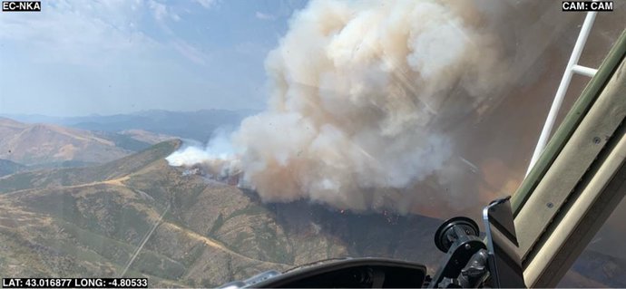Imagens da chegada da Brigada de Helitransporte de Ejea de los Caballeros para apagar o incêndio em Barniedo de la Reina (León).