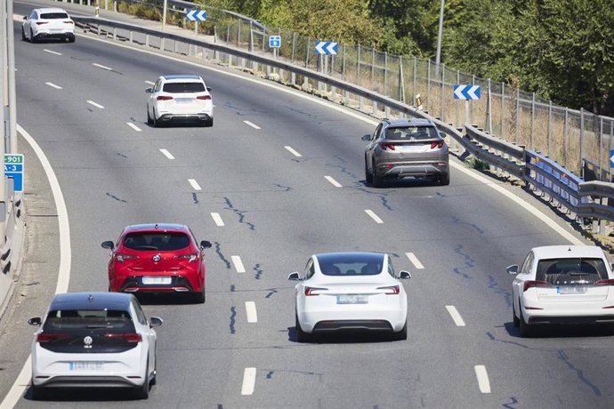 Archivo - Varios coches circulan por la A3, a 18 de agosto de 2024, en Madrid (España). 