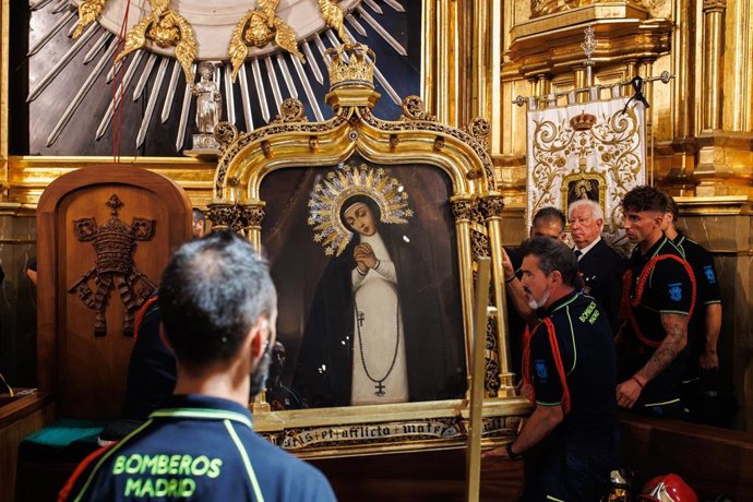 Archivo - Solemne bajada anual del cuadro de la Virgen de la Paloma, en la iglesia de La Paloma y San Pedro el Real, a 15 de agosto de 2022, en Madrid (España).