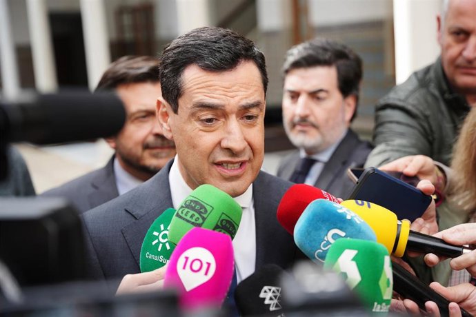 Archivo - Archivo-El presidente de la Junta de Andalucía, Juanma Moreno, durante un canutazo. 