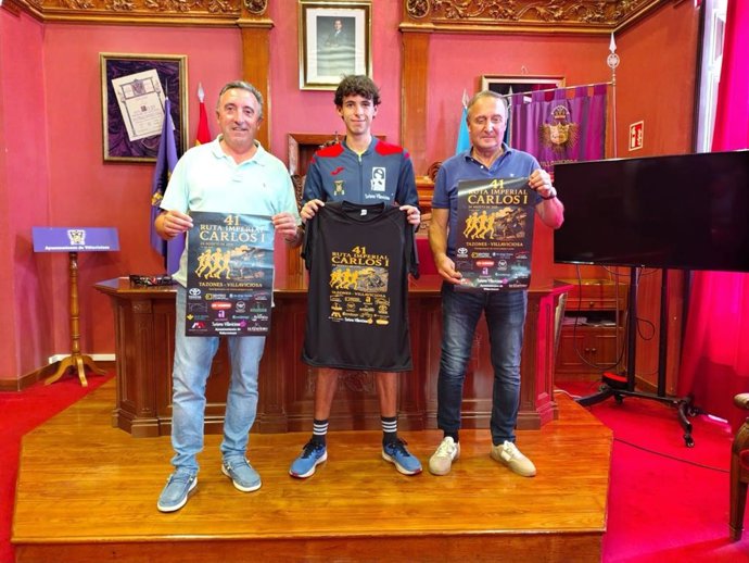 José Antonio Fernández Costales, concejal de deportes, Manolo Villazón, presidente del Club de Atletismo Villaviciosa - El Gaitero, Iván Rubio, atleta del club maliayo, presentan la 41 edición de la Ruta Imperial Carlos V Tazones-Villaviciosa.