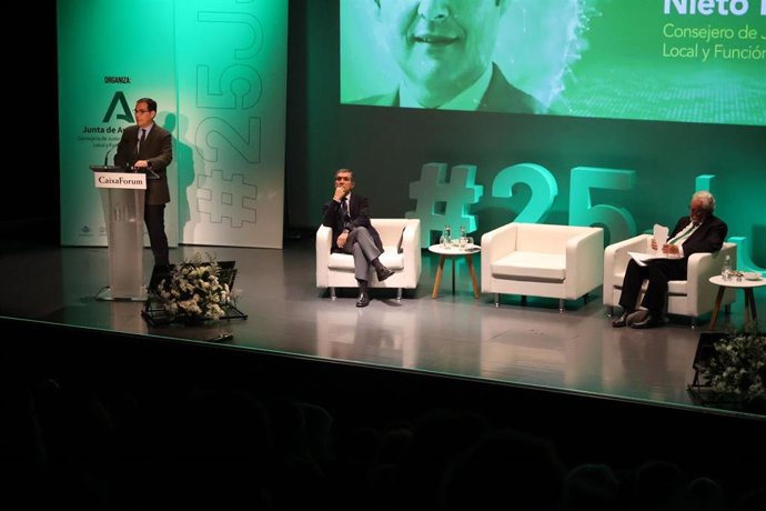 El consejero de Justicia, Administración Local y Función Pública, José Antonio Nieto, en los jornadas de la Ley del Menor.