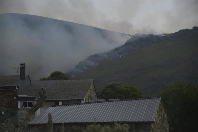 Vista de los incendios del Macizo Central en Chandrexa de Queixa, Ourense