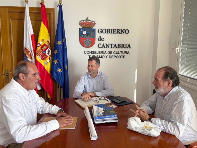 El consejero de Deporte, Luis Martínez Abad, con representantes del Bathco BM Torrelavega