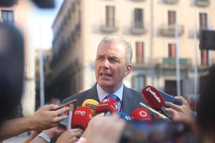 El portavoz de VOX en el Ayuntamiento de Madrid, Javier Ortega Smith, atiende a los medios durante el acto de entrega de las Palomas de Bronce-Bomberos de Madrid, en la Casa de la Villa  