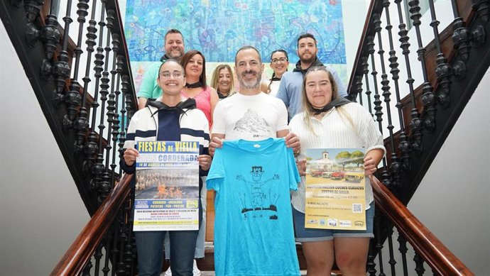 El alcalde de Siero, Ángel García y la concejala de Infraestructuras Urbanas, Limpieza Viaria y Residuos Sólidos Urbanos, Sonia Lago con miembros de la asociación de festejos "Viella en Fiestas".