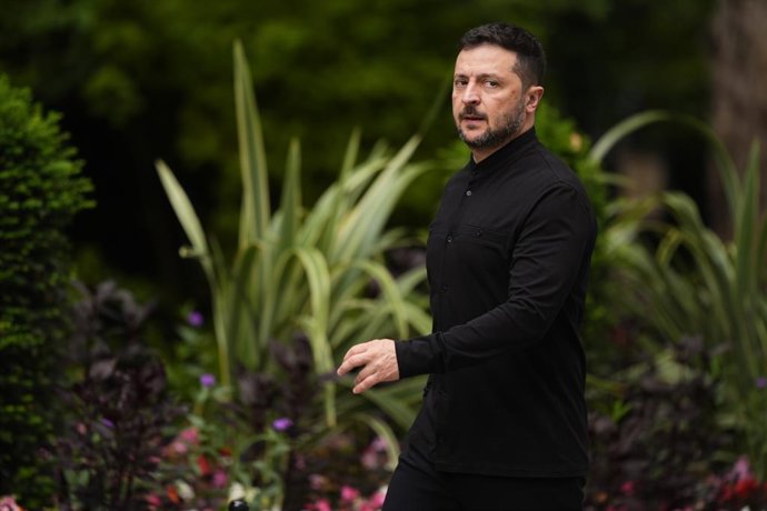 14 de agosto de 2025, Reino Unido, Londres: O presidente ucraniano Volodymyr Zelensky chega ao número 10 da Downing Street para uma reunião com o primeiro-ministro do Reino Unido, Sir Keir Starmer. Foto: Jordan Pettitt/PA Wire/dpa