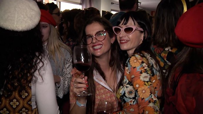 Archivo - Mujeres disfrazadas, foto de archivo.