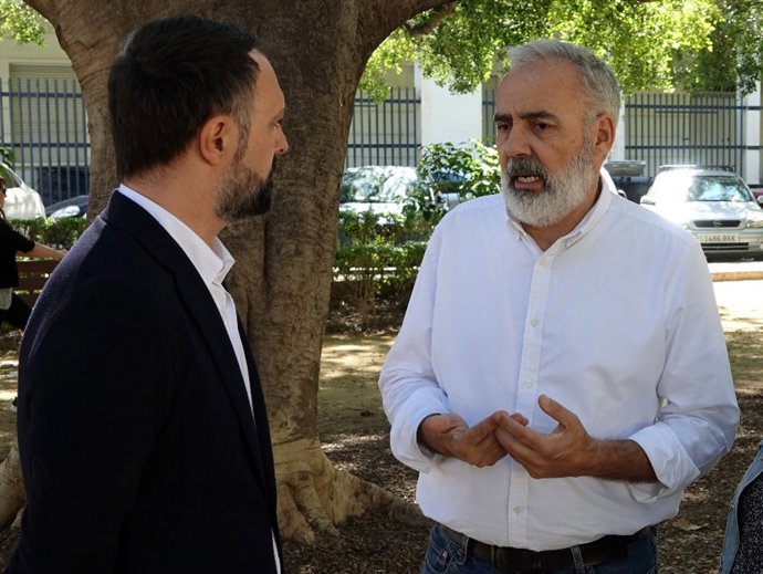 El secretario coordinador del área metropolitana del PSOE de Málaga, Mariano Ruiz, y el el secretario de Ordenación del Territorio, Urbanismo y Vivienda, Antonio Vargas.