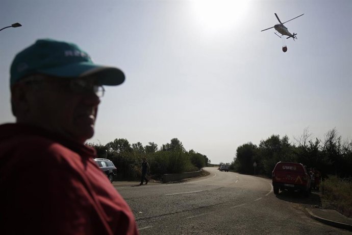 Un helicóptero bombardero sobrevuela el pueblo, a 14 de agosto de 2025, en  Villamontán de la Valduerna, León, Castilla y León (España). 