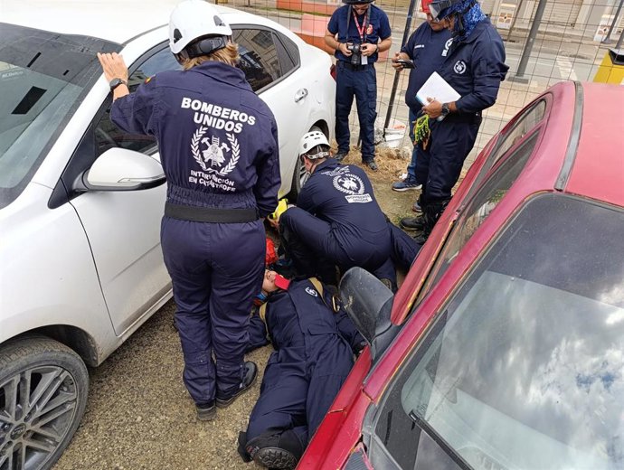Bomberos Unidos sin Fronteras forman en prevención en catástrofes naturales a los bomberos de Ecuador