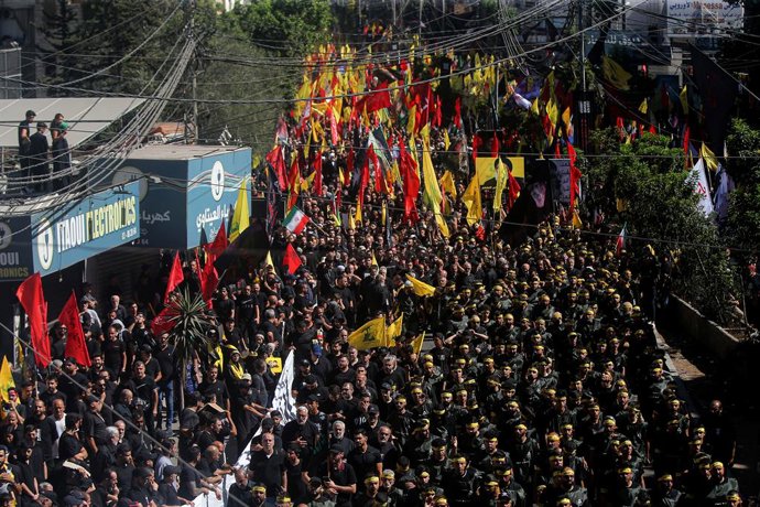 Archivo - Arquivo - 6 de julho de 2025, Beirute, Beirute, Líbano: Apoiadores pró-iranianos do Hezbollah marcham durante um comício em massa para marcar Ashoura, comemorando o martírio do neto do Profeta Maomé, Hussein.