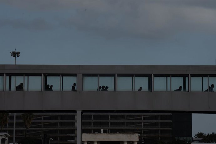Archivo - Arxiu - Puente amb passatgers en l'Aeroport de Barcelona