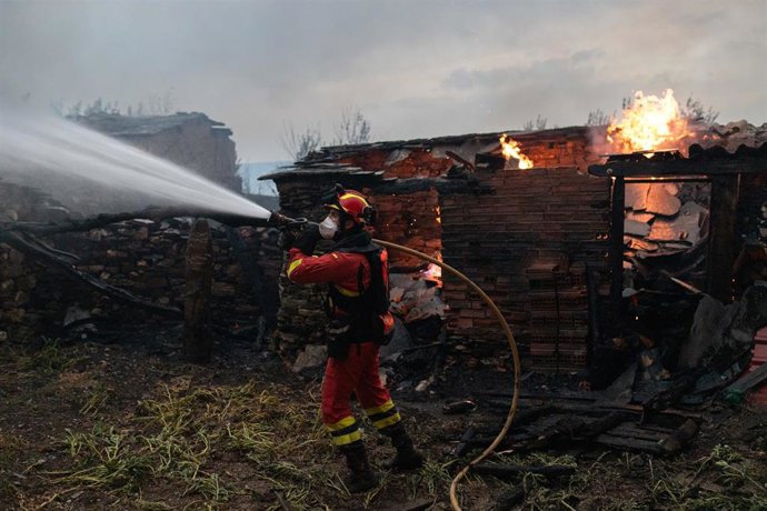 Un bombero trata de apagar el fuego del incendio de Puercas, a 12 de agosto de 2025, en Abejera, Zamora, Castilla y León (España). 