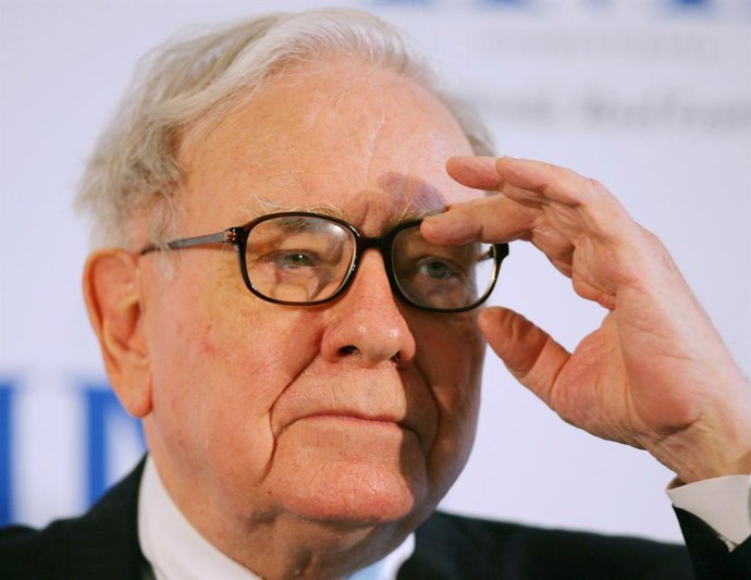 Archivo - FILED - 19 de maio de 2008, Frankfurt Am Main: O investidor americano Warren Buffet participa de uma coletiva de imprensa. A Berkshire Hathaway, holding do investidor norte-americano Warren Buffett, relatou uma pilha de caixa recorde de US$ 325,