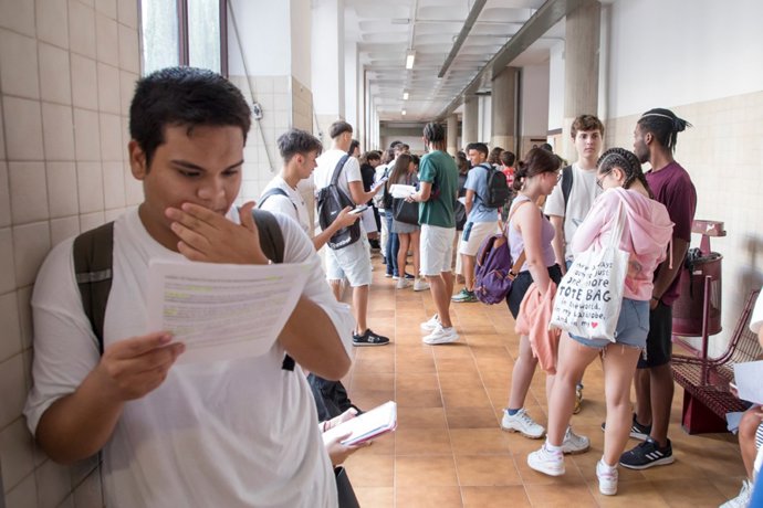 Archivo - Alumnos a la espera de una prueba de la EBAU de julio en la ULL