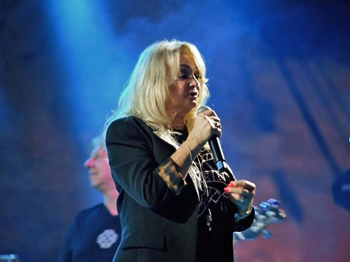 Bonnie Tyler desata la ovación en Fuengirola con su espectáculo en Marenostrum