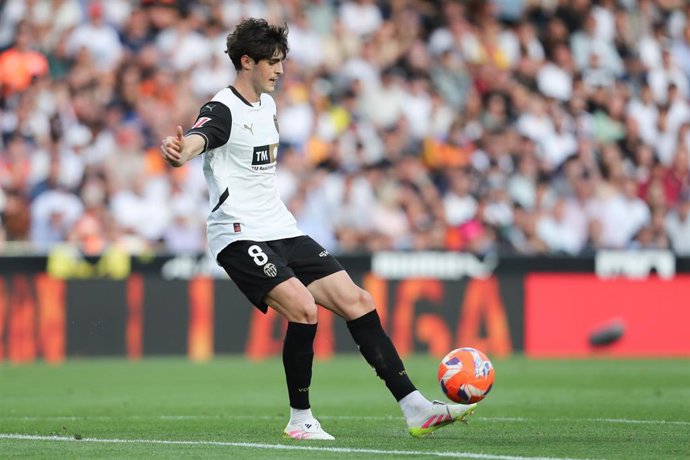 Archivo - El jugador del Valencia CF Javi Guerra.