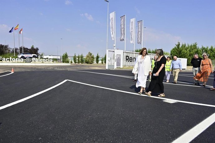 La presidenta de la Diputación de Palencia visita las obras en la carretera PP-4109.