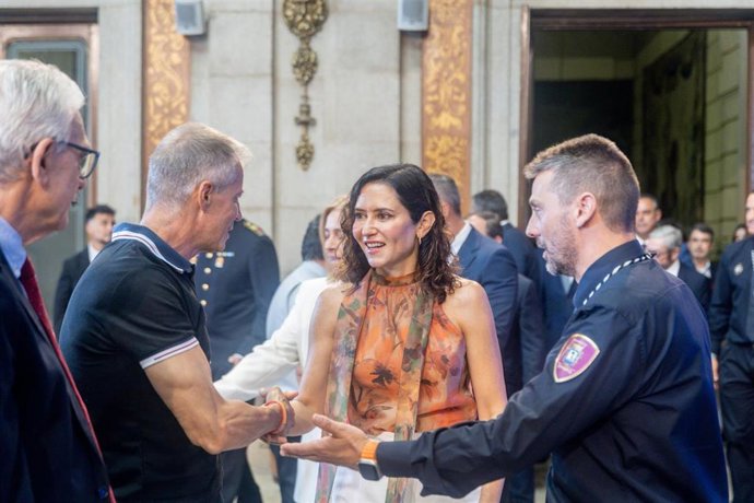 La presidenta de la Comunidad de Madrid, Isabel Díaz Ayuso, durante el acto de entrega de las Palomas de Bronce-Bomberos de Madrid, en la Casa de la Villa  