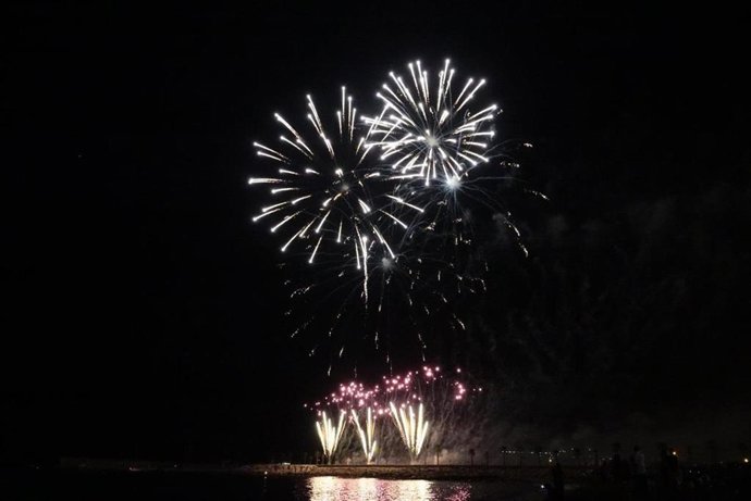 Archivo - Fuegos artificiales de la Feria de Málaga (archivo)