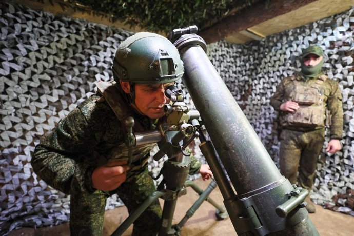 Archivo - Arquivo - 25 de junho de 2025, Rússia, Donetsk: O comandante de uma bateria de morteiros do Grupo Central do Exército Russo do 80º Regimento de Tanques da 90ª Divisão de Tanques lidera uma sessão de treinamento em um campo militar. Foto: Dmitry 