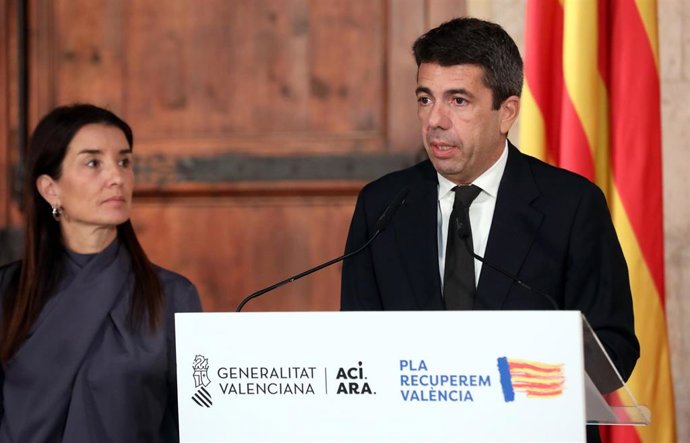 Archivo - El presidente de la Generalitat, Carlos Mazón, y la consellera de Hacienda, Ruth Merino, en una imagen de archivo