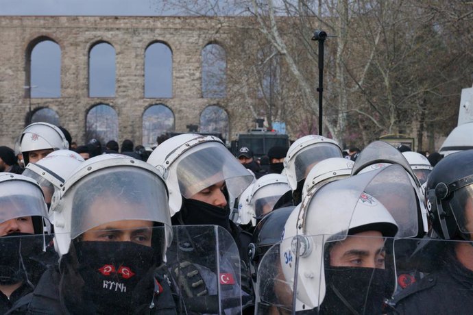 Archivo - March 20, 2025, Fatih, Istanbul, Turkey: Turkish riot police blocks with protesters as they try to reach Taksim during a protest march after Istanbul Mayor Ekrem Imamoglu detention, at Sarachane Square in Istanbul on March 20, 2025.