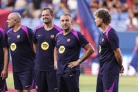 Flick, sobre las inscripciones: "Confío en el club, aunque no estoy contento con la situación"